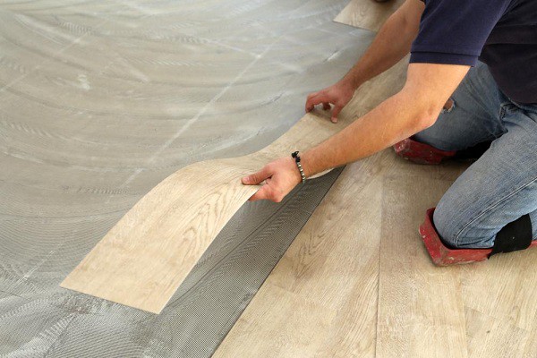 Cách thi công sàn nhựa giả gỗ đơn giản, nhanh chóng tại nhà